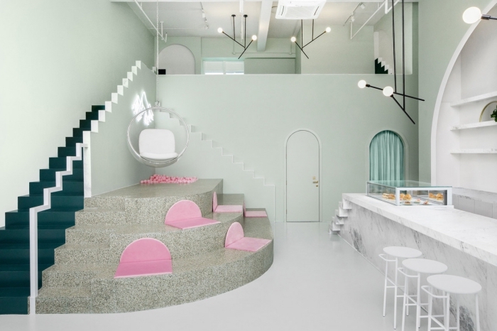 design intérieur moderne aux murs vert pastel, salon vert clair avec escalier vert pin, déco cuisine blanche avec îlot marbre