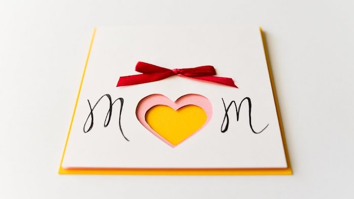 idée de carte de voeux à motif coeur en papier à fabriquer pour sa maman, décoration de ruban rouge à insérer dans une enveloppe jaune