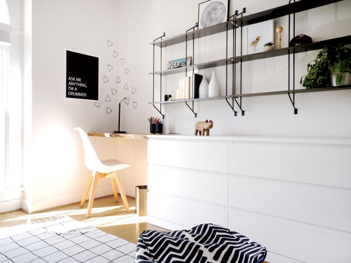 bureau scandinave en blanc et bois réalisé à partir d'une commode à tiroirs de la série malm et une planche de bois brut fixée au mur à l'aide des équerres, ikea bidouille pour réaliser un bureau minimaliste