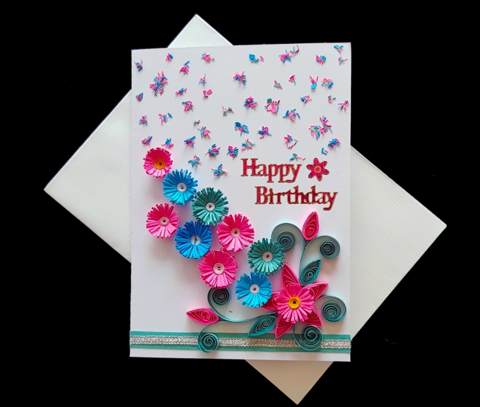 comment réaliser une carte anniversaire originale, modèle carte en papier blanc avec mini papillons et fleurs quilling