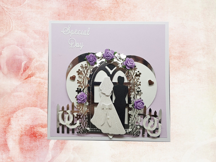 idée scrapbooking pour mariage, modèle de faire part mariage fait main en papier violet pastel avec figurines amour