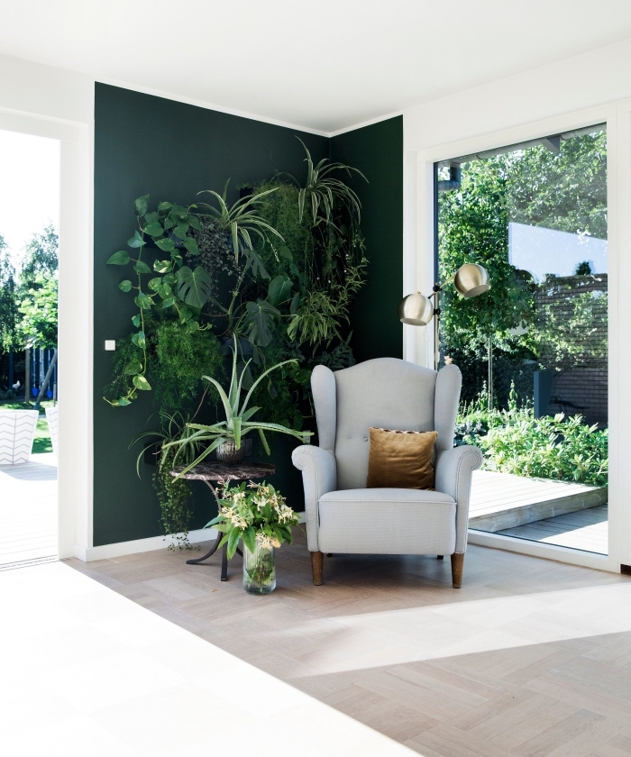 pièce au plafond blanc avec plancher design bois clair, idée couleur mur vert avec décoration végétale en plantes exotiques