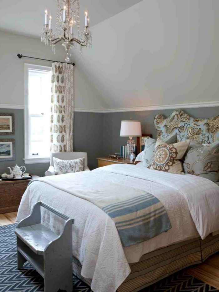 chambre shabby chic en deux couleurs, deco chambre peinture gris et blanc, chandelier vintage, coussins déco 