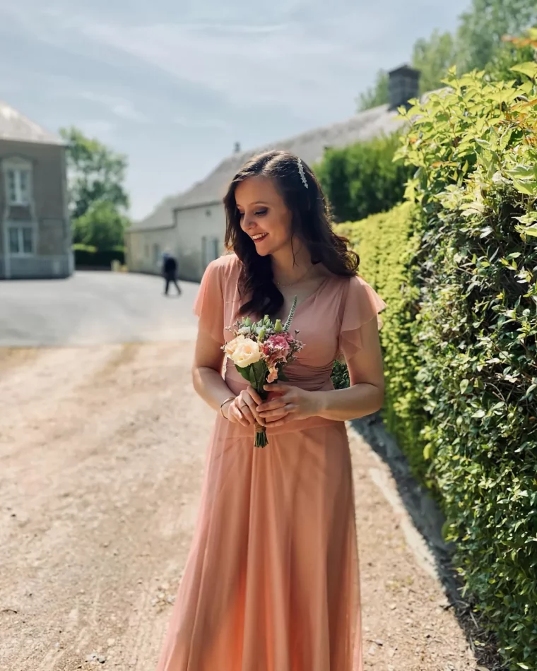 femme en robe longue avec manches en couleur peche