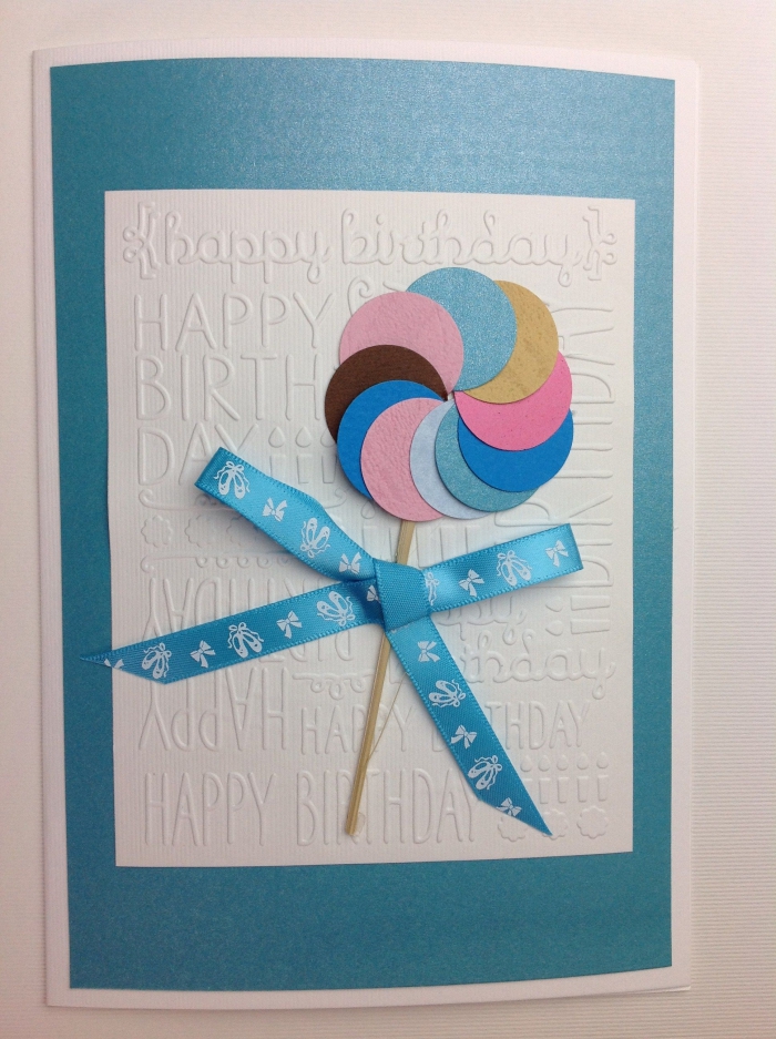 scrapbooking modele de carte d'anniversaire pour enfant, diy carte en papier turquoise avec déco sucette en morceaux papier coloré