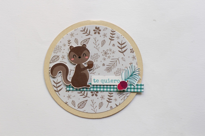 carte anniversaire scrapbooking pour enfant, mini carte d'amour en forme ronde avec décoration en papier scrap et figurine écureuil