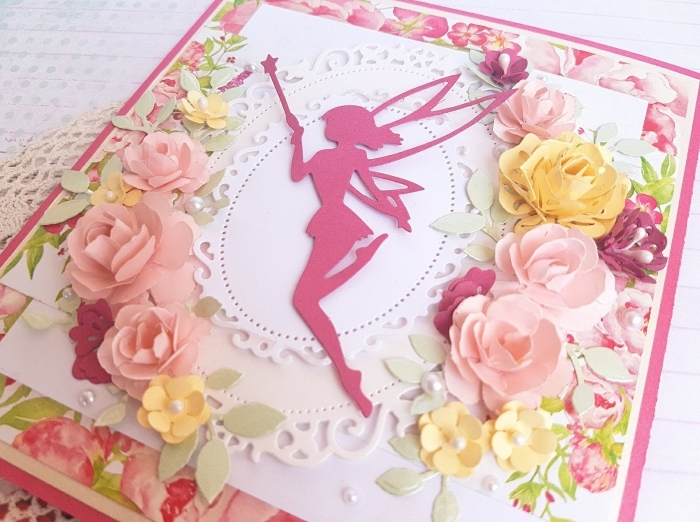 papier scrapbooking rose pastel à motifs floraux, exemple de carte faite maison avec figurine fée en rose et perles