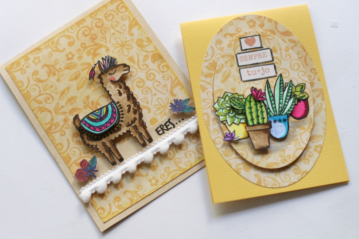 comment décorer une carte faite maison en papier jaune avec figurines d'animal, scrapbooking modele carte d'amour avec figurines cactus
