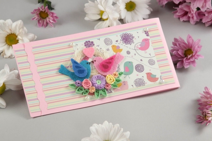 carte anniversaire scrapbooking, modèle de carte en papier cartonné rose avec figurines scrap oiseaux et fleurs