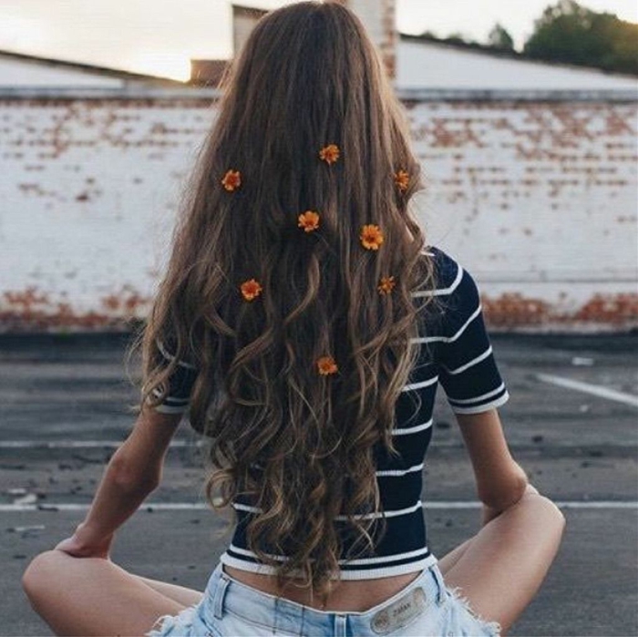 Cheveux longs bouclés, fille avec cheveux longs et fleurs dans les cheveux, shorts en jean et top rayé, meuf swag tenue tumblr s habiller bien comme les filles de tumblr