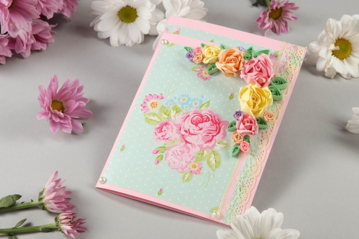 modèle de carte DIY fabriquée en papier rose pastel et feuille vert pastel aux motifs fleurs roses, diy carte avec bordure en dentelle