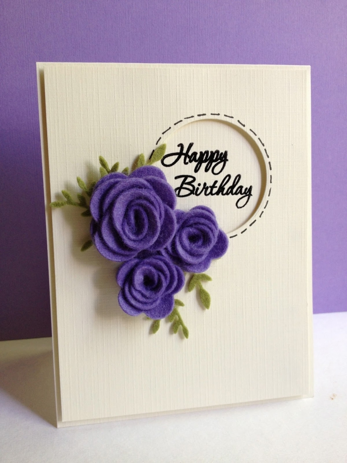 technique art de papier facile, fabrication carte d'anniversaire en papier cartonné avec décoration en fleurs violettes scrap
