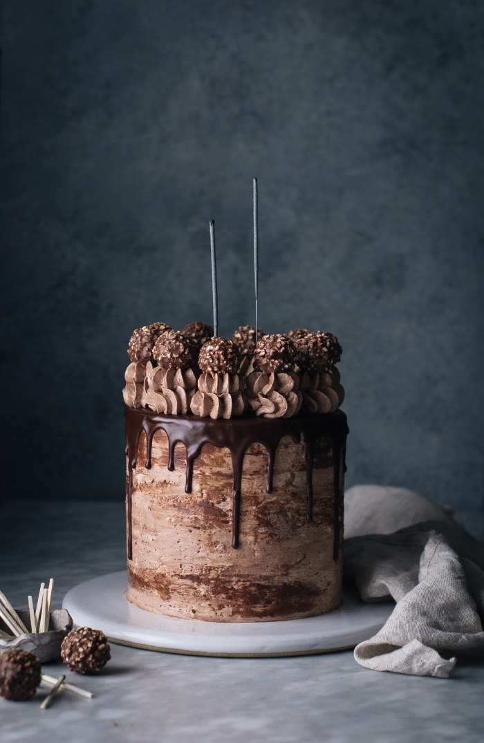 idée de gateau au chocolat anniversaire à base de nutella, un gâteau étagé au chocolat et noisettes bien garni de 