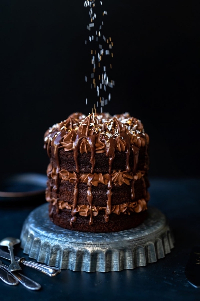 gateau chocolat mascarpone façon naked cake composé de trois génoises au chocolat recouverte de crème au mascarpone et chocolat