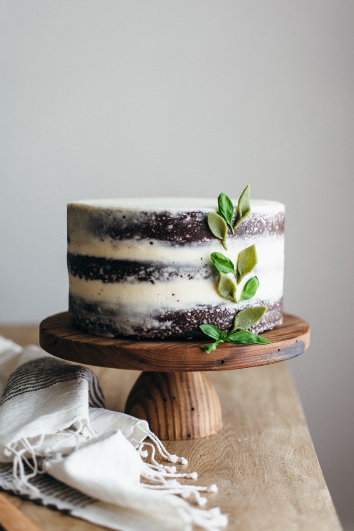 idée de gateau avec mascarpone facile, gâteau étagé au chocolat nappé d'une fine couche de glaçage au mascarpone et beurre
