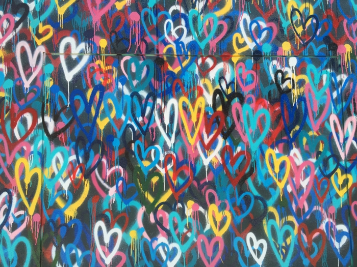 Graffiti mur avec coeurs en différents couleurs, bonne saint valentin mon amour, belle image d'amour pour celui qu’on aime 