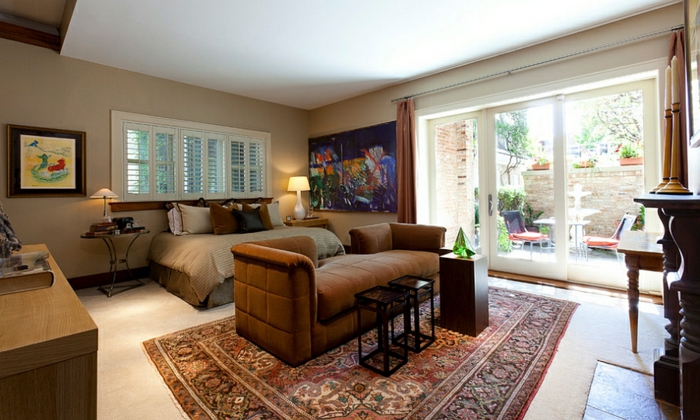 chambre peinture neutre, peinture taupe et blanc, tapis persan, sofa marron, mini tables; mur vitré 