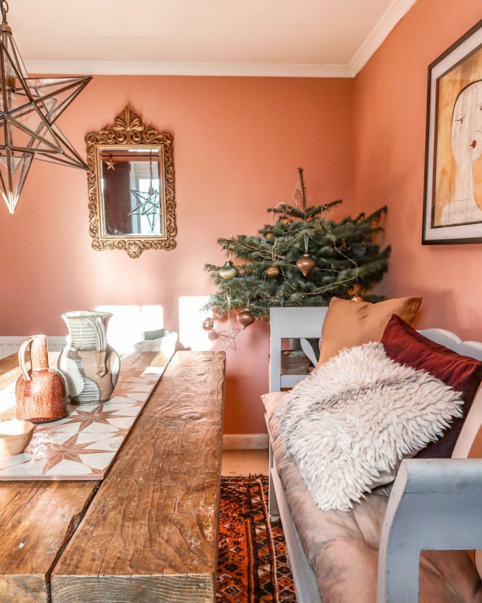 table en bois naturel, coussins poilus, deux coussins couleurs nuancier pantone, miroir cadre doré, couleur tendance 2019