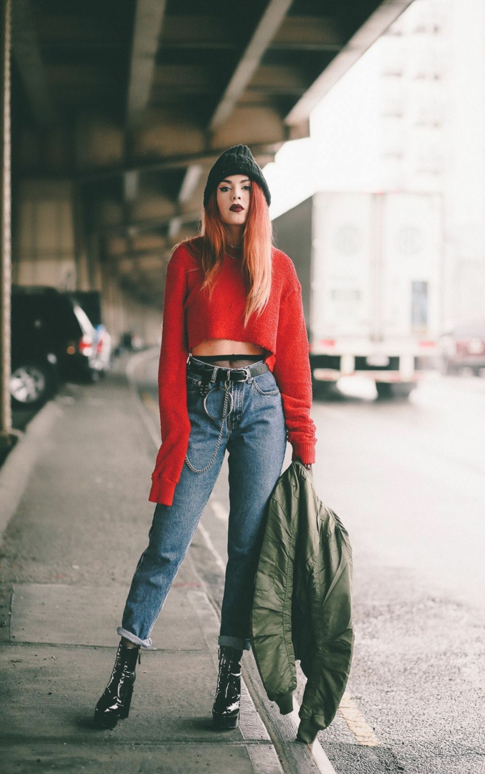 Grunge style avec un pull rouge court, des jean de mère, bottines à talon haute, collant visible des jeans, girl tumblr mode 2019, ado tenue swag fille de pinterest