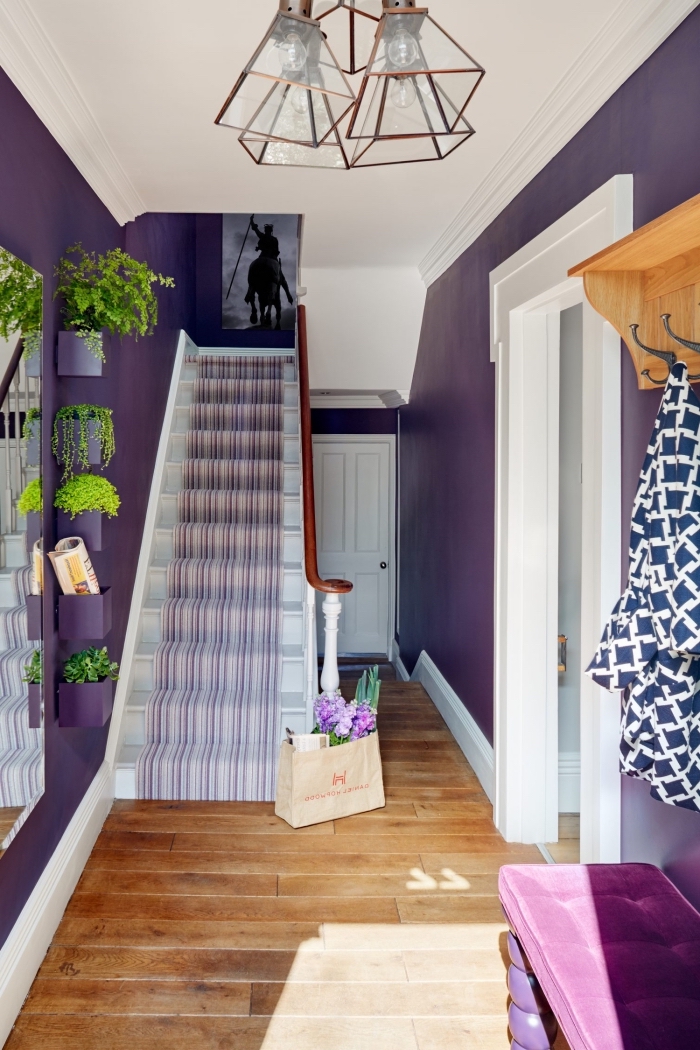 decoration couloir d'entrée en blanc et violet plein d'énergie avec un escalier repeint en blanc 