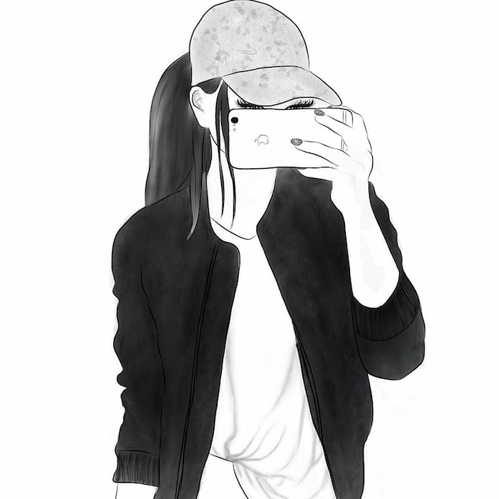 tee shirt blanc et veste de sport gris anthracite, fille qui prend un selfie avec casquette et apple i phone