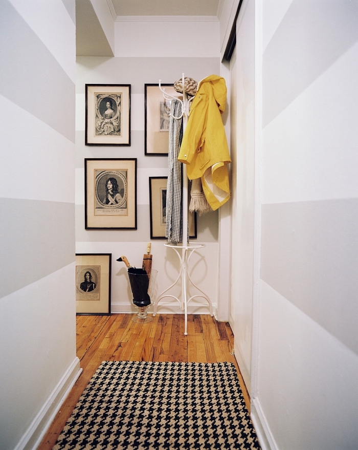 deco couloir graphique aux murs peints avec des bandes de peinture horizontales grises clair et blanches, petit couloir de style scandinave en blanc, gris et touches de noir 