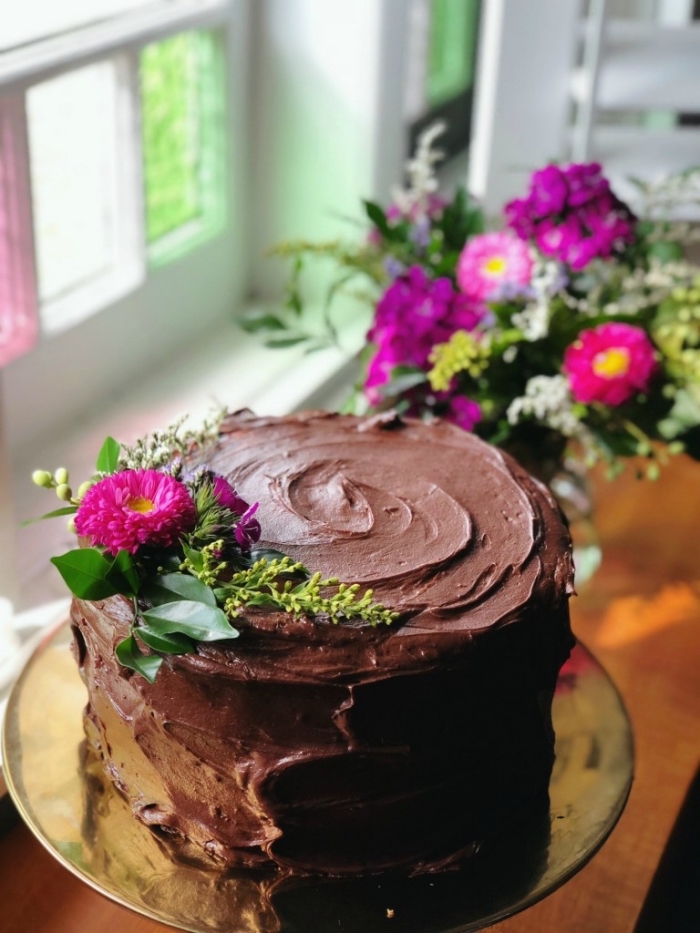 idée de gateau au chocolat anniversaire ou autre occasion spéciale, gâteau à la banane et au chocolat décoré de fleurs 