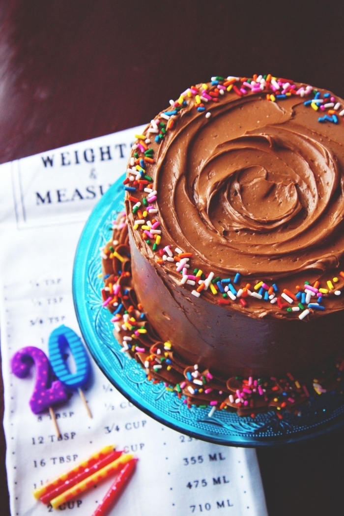 idée de gateau anniversaire adulte à base de nutella, un gâteau moka à la crème au beurre à la meringue italienne au nutella chocolat