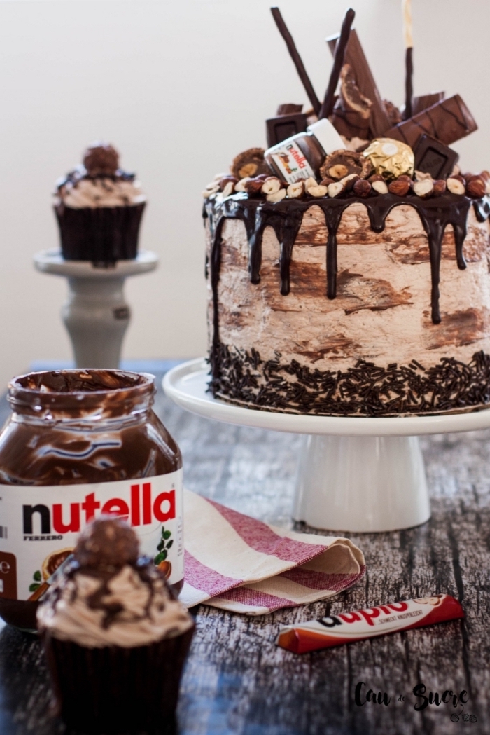 idée de gateau au chocolat anniversaire à base de nutella avec un décor surprenant de faux pot de nutella et de barres chocolatées 