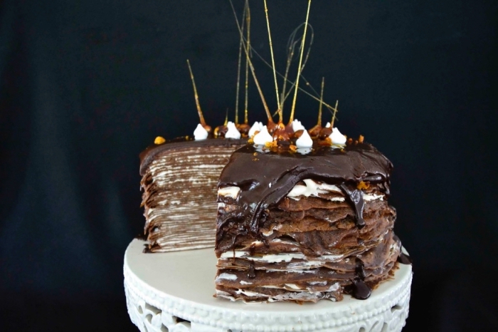idée de gateau anniversaire original d'un empilement de crêpes tartinées de nutella avec un joli décor en caramel