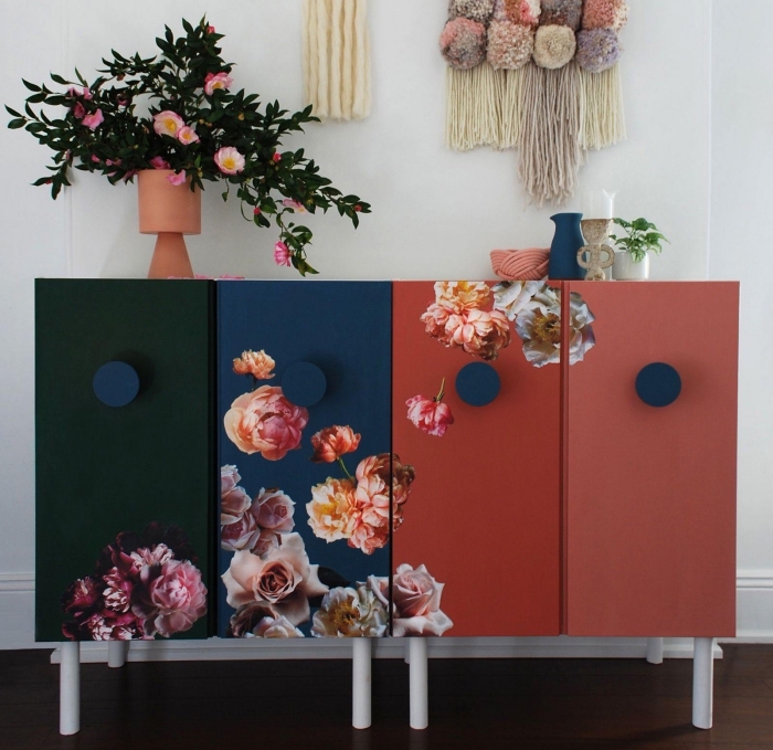 caissons ivar de chez ikea à portes relookées avec de différentes couleurs de peinture à la craie et des collages de fleurs