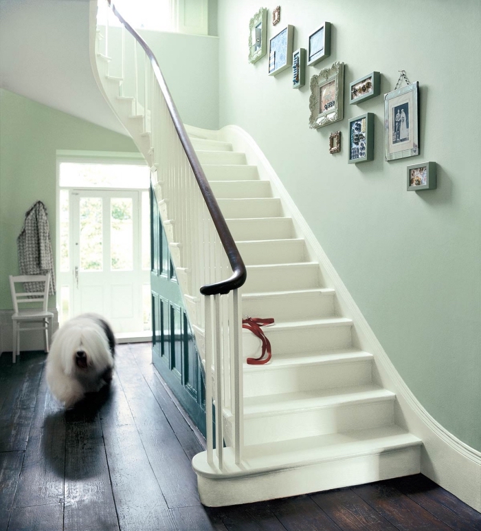 idée peinture couloir et entrée, cage d'escalier vert pastel en contraste avec la rampe et le parquet en bois foncé