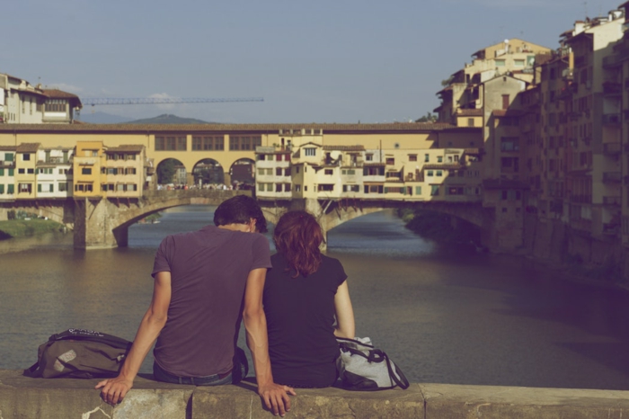Le ponte Vecchio Firenze Italie, photo couple amoureux bonne saint valentin mon amour choix d’image à envoyer, couple qui regarde une belle vue 