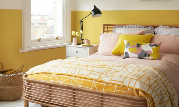 petite chambre à coucher en jaune et blanc, lit aux couettes roses et jaunes, lampe de table noire design industriel