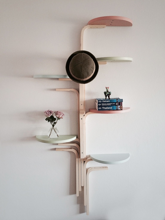 construire une étagère murale en forme d'arbre à partir de tabourets frosta, bidouille ikea avec des meubles en kit 