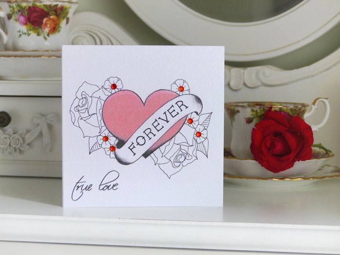 dessin coeur rose et autres éléments graphiques sur fond blanc, carte à fabriquer soi meme pour la st valentin