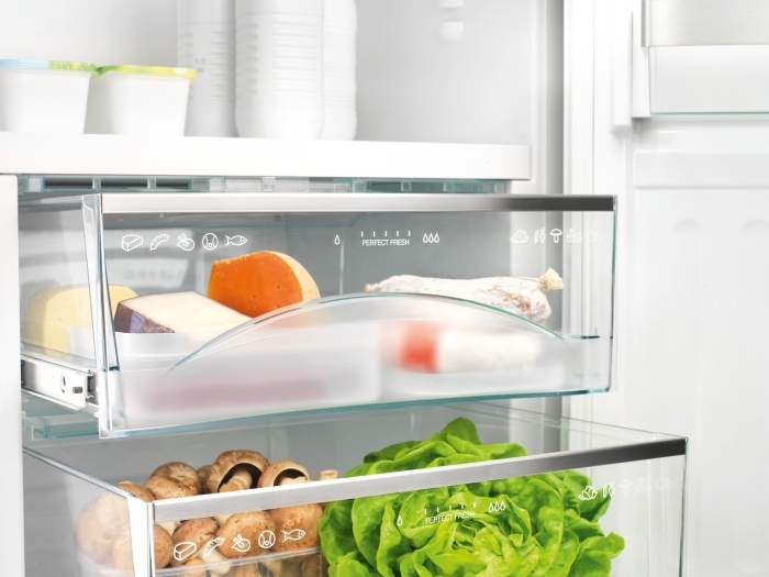intérieur bien organisé d'un frigo avec tiroirs à légumes, à fromages et à charcuterie, organisation frigo pour une bonne hygiène alimentaire