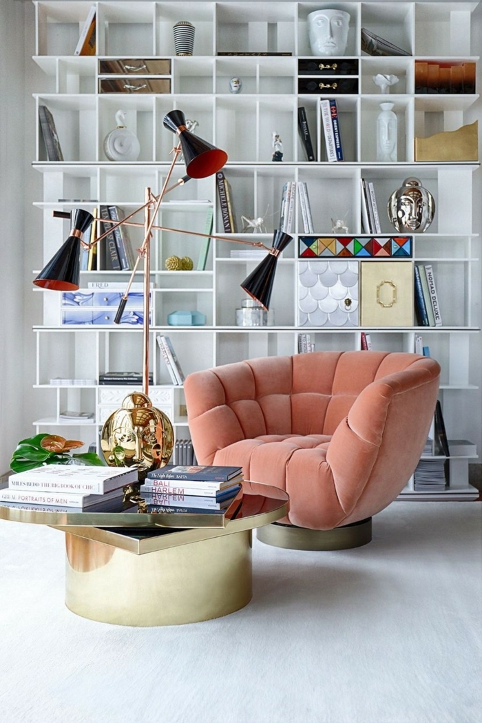 grande étagère bibliothèque, fauteuil rose, table basse design, lampe de sol extravagante