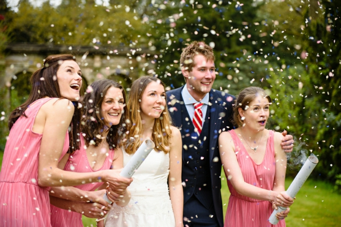 mariage en plein air, cérémonie romantique, femmes aux robes roses et blanches, homme en costume