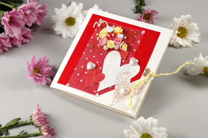 modèle de carte Saint Valentin DIY, idée scrapbooking pour le 14 février, carte d'amour en papier blanc et rouge cartonné avec dentelle et coeurs en papier
