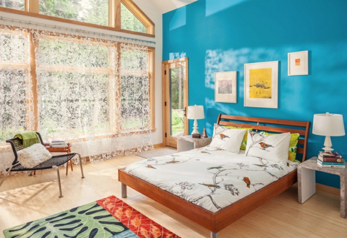 mur bleu, chambre à coucher adulte moderne, grande fenêtre en bois, petit chevet moderne