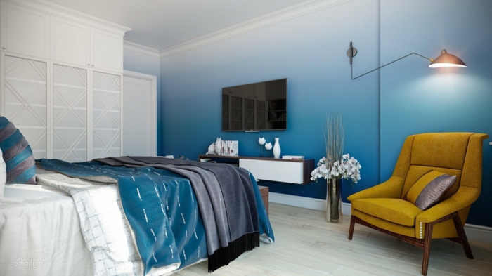 chambre blanche et bleue, chambre à coucher adulte moderne, fauteuil moutarde, lampe industrielle