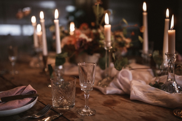decoration table mariage rustique, chemin de table en tissu léger, bougies allumées, 