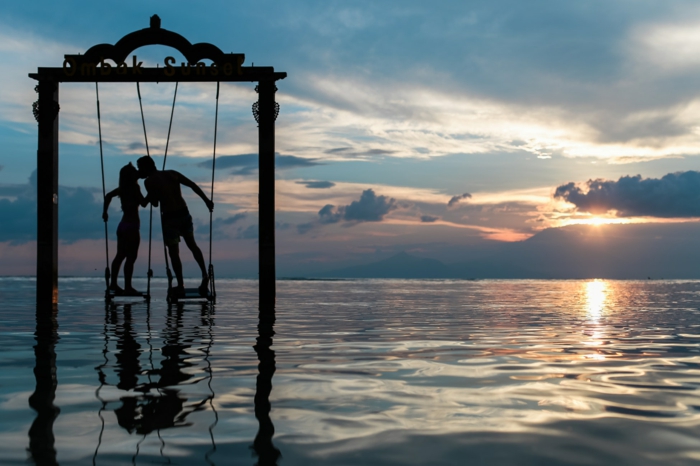 Couple au coucher de soleil au bord de la mer Thailandai, belle image romantique, couple romantique jour festive en fevrier image pour saint valentin 