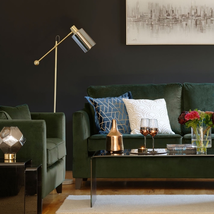 quelle peinture pour salon élégant avec parquet bois foncé, meubles vert olive foncé pour salon aux murs gris