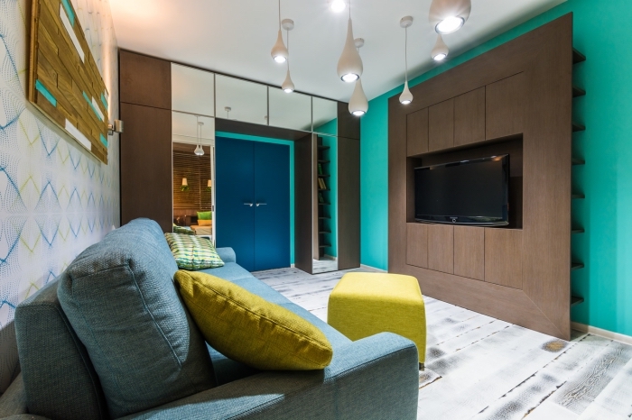 design contemporain avec mur vert turquoise, décoration salon avec meuble bois foncé et accessoires jaune moutarde