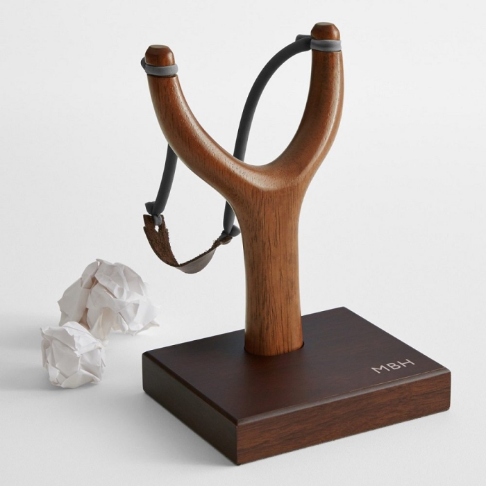 idée cadeau saint valentin pour homme, modèle de lance-pierre en bois sur support de bois foncé pour bureau