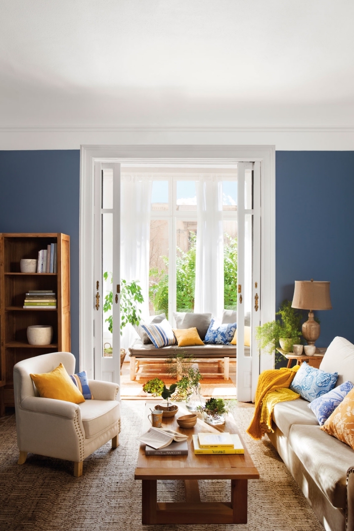 idée quelle couleur associer au bleu marin, déco de salon cozy aux murs foncés avec plafond blanc et meubles bois