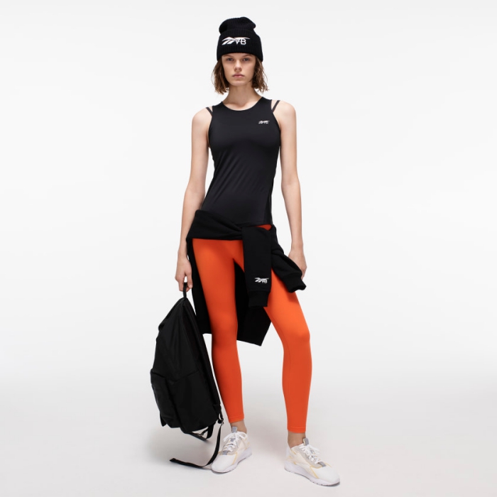 idée bonnet sportif en noir, top noir pour femme, modèle legging en orange, sac à main unisexe noir de la collection Reebok et Victoria Bechkam