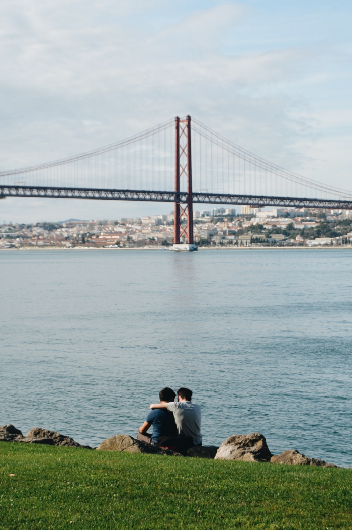 Couple romantique pelouse et vue admirable de pont rouge en Lisbon, couple romantique, image couple amoureux belles photos romantiques